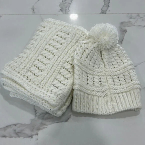 Max‎ Studio New Without Tags Hat and Scarf Set Ivory