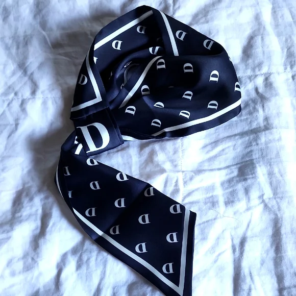 Iconic D Neck Scarf