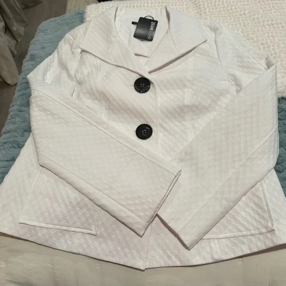 600 West White Jacket NWT Size 10