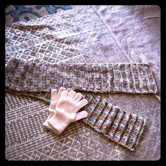 ESTATE Bundle Winter Gloves and Knitted Scarf
