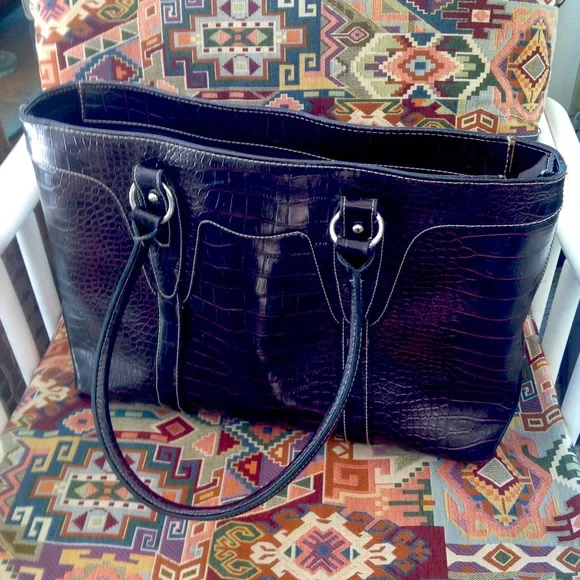 Women’s faux alligator classy Laptop bag/purse, no brand. Like new! I’m retired.
