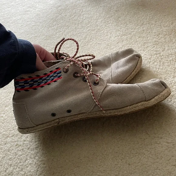 Toms Women’s High Top Embroidery Detail Suede Espadrilles. Size 9.