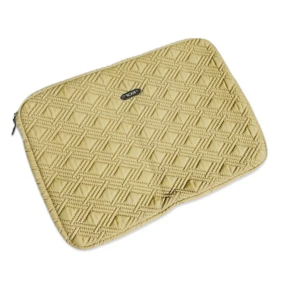 Rare‼️Like new‼️Tumi 17” Quilted Soft Laptop Sleeve