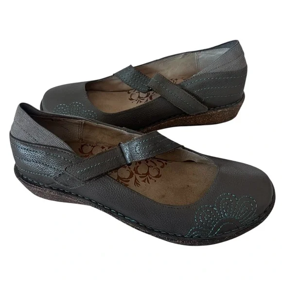 EUC Women’s Embroidered Aetrex Talia Shoe in Gray size 10