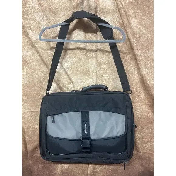 Targus Platinum Deluxe Padded 17