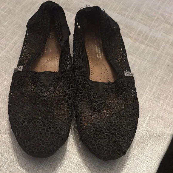 TOMS Women's Elegant Black Lace Flats