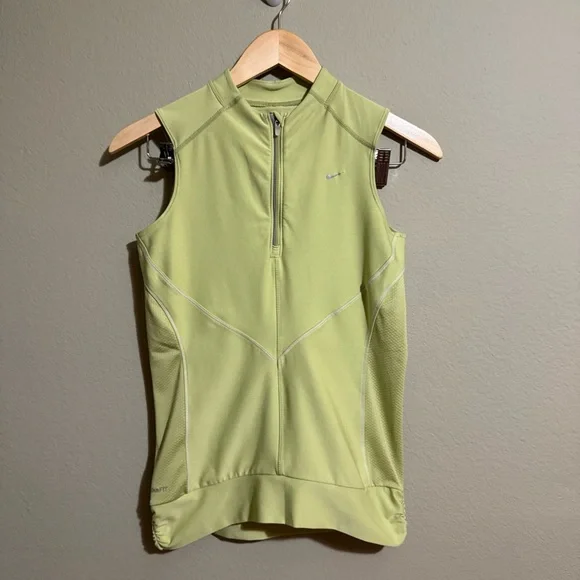 NIKE FitDry▪︎Woman's Performance Top Sz S (4-6) Fitted Slvless 1/4 Zip Front