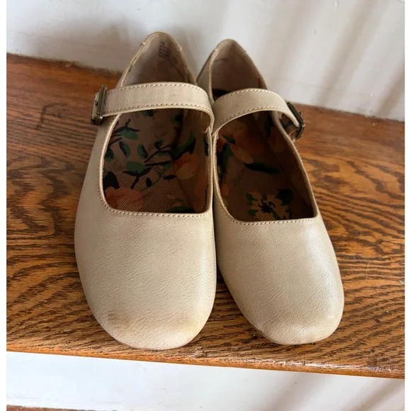 B.O.C. Womens Mary Jane Flats Beige Tan Buckle Strap Floral Memory Foam