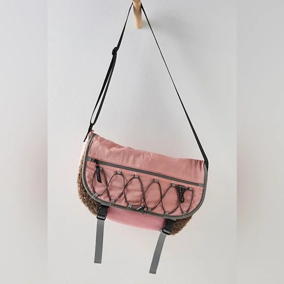 FREE PEOPLE Pink/Grey Playoff Sherpa Messenger Bag | NEW/NWT!!🩷🩷