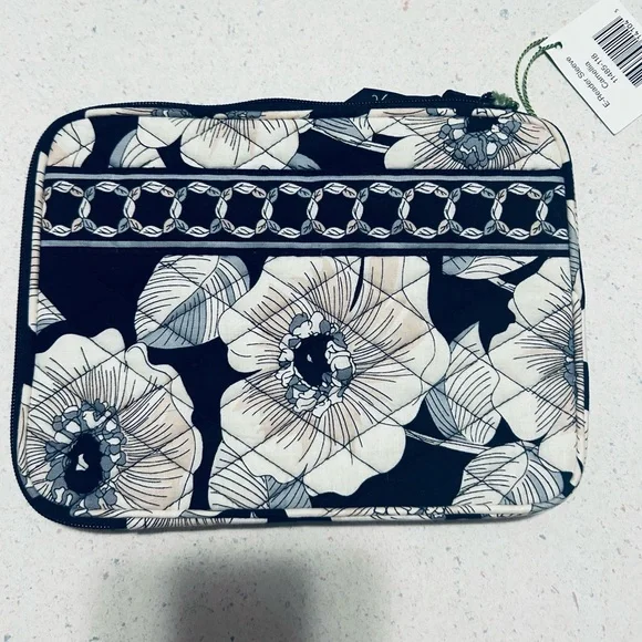 👛Vera Bradley Black and White Floral e-reader Sleeve