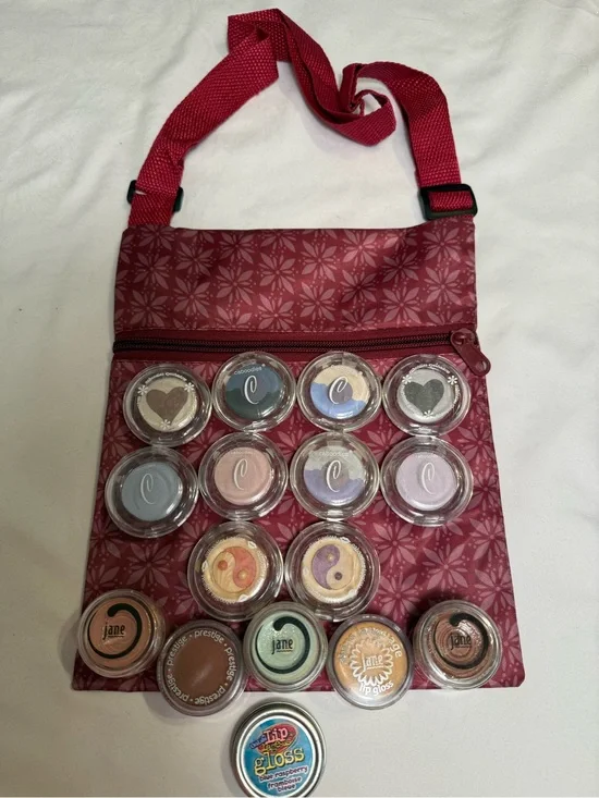 Caboodles & Jane 16 pc Set w Patterned Crossbody Bag & Assortment Eye & Lip gls