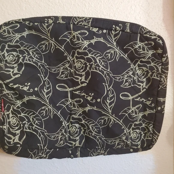 Levi’s black multi print‎ padded cushioned fabric laptop sleeve