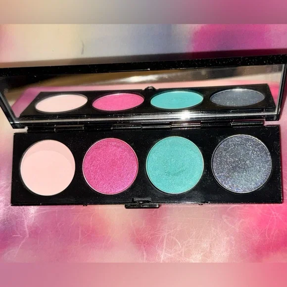 Mac Hello Kitty too dolly eyeshadow palette