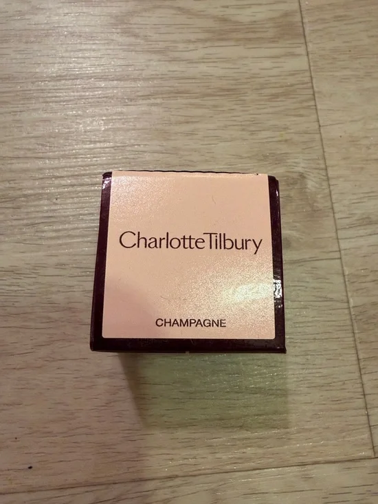 Charlotte Tilbury Champagne shadow