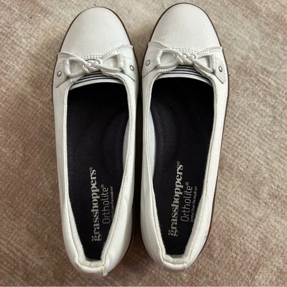 Grasshoppers White Flats with‎ Decorative Bows 6.5