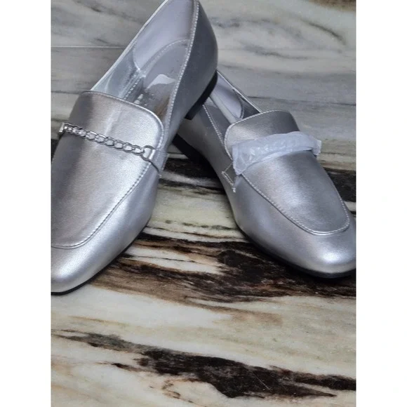 Tahari Chambord Silver Metallic Vegan Leather Chain Link Loafers Size 8