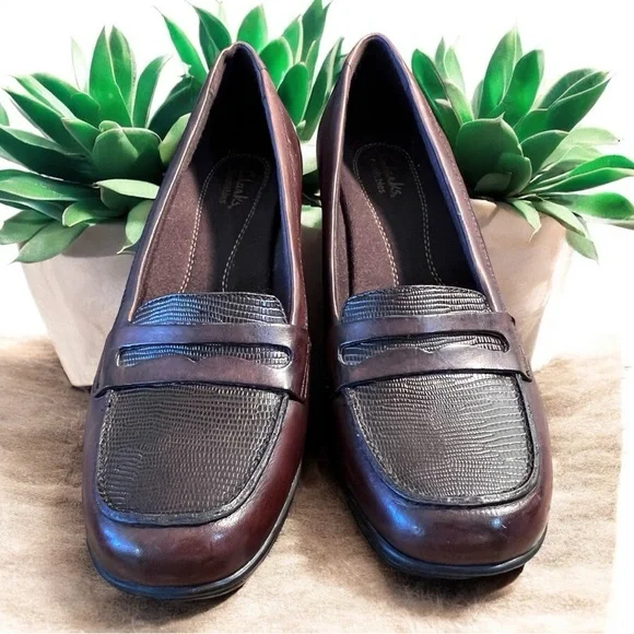 Clarks Bendables Leather Penny Loafer Heels‎ Dark Brown Textured Loafers