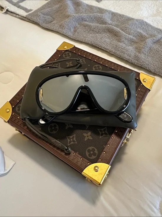 Oversized reflective Loewe glasses