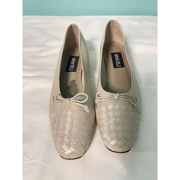 Beautiful VANELI Beige Leather Womens Size 7.5 S SLIM Slip On‎ Flats S-257