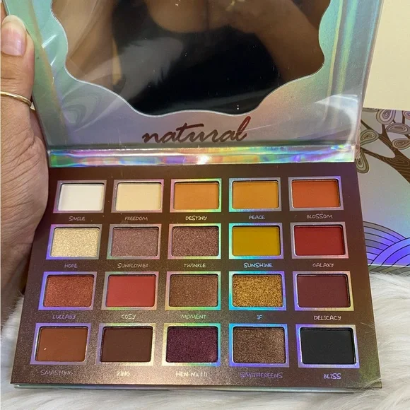 SHE NATURAL 20 COLOR SHADOW PALETTE