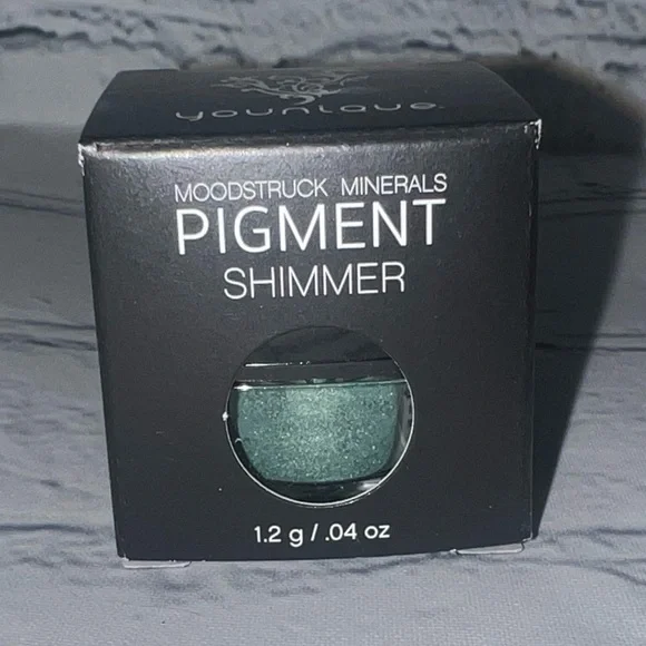 Younique Green Eyeshadow Shimmer Pigment-Dignified