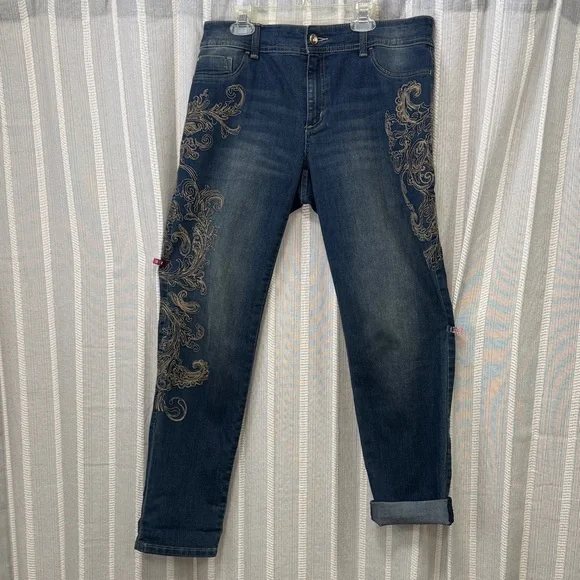 Chico’s Embroidered Platinum Jeans Light Wash US size 6R / Chicos size‎ 0.5R