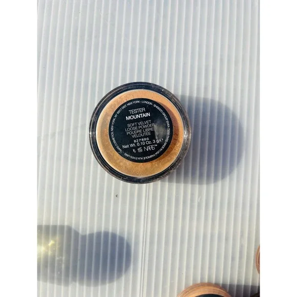 NARS soft velvet setting powder - loose mountain tester