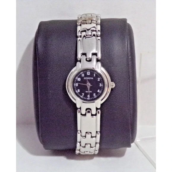 Geneva Quartz Woment's Wristwatch Silver & Black Face 8