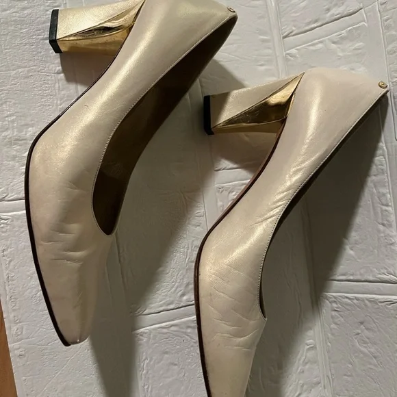 St. John beige classic heels 7B minimal