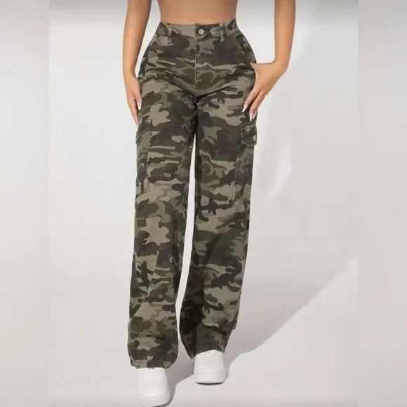 SHEIN PETITE Camo Print Flap Pocket Cargo Jeans. Petite Medium