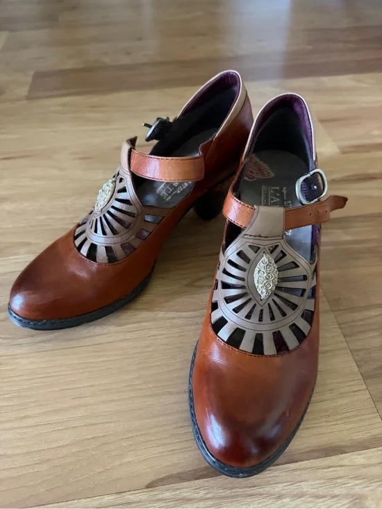 Classic Brown Mary Jane Heels with Decorative Cutout Accent