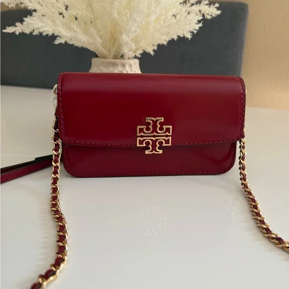 NWT. TORY BURCH BRITTEN SMOOTH CHAIN WALLET W. WRISTLET CROSSBODY BARTLETT RED
