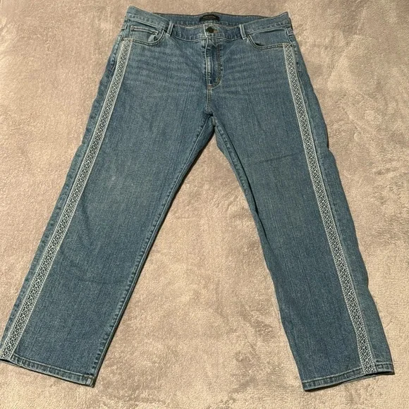 Ann Taylor Jeans‎ Size 8 Embroidered Straight Cropped Denim Comfortable