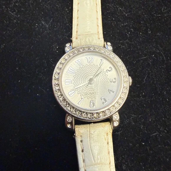 GEN760 Silver Tone Rhinestone Bezel Quartz Watch White Croc Strap Japan WORKS