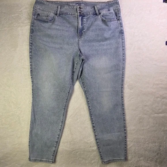 Torrid Super Soft High Rise Burbank Light Wash Jegging 26R NWT