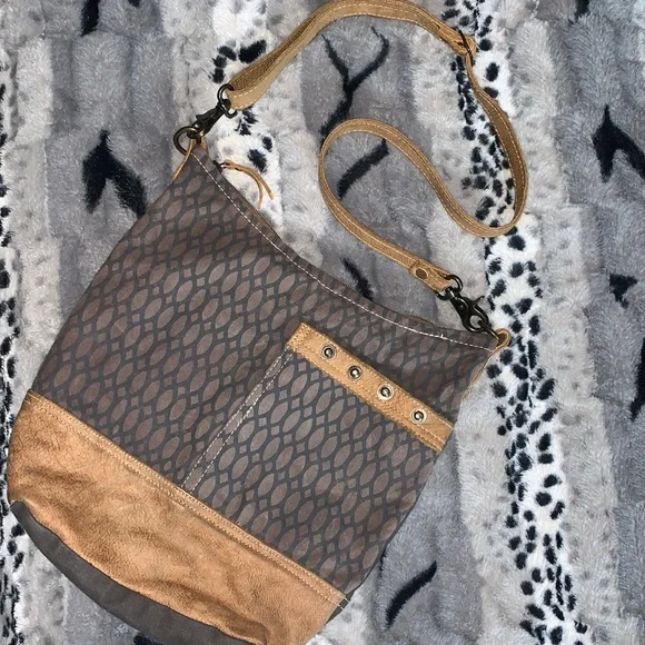 Myra Shoulder / Crossbody Bag