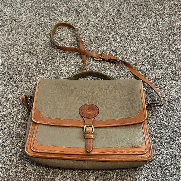 Dooney & Bourke Vintage Purse Leather. ( See wear in photos)