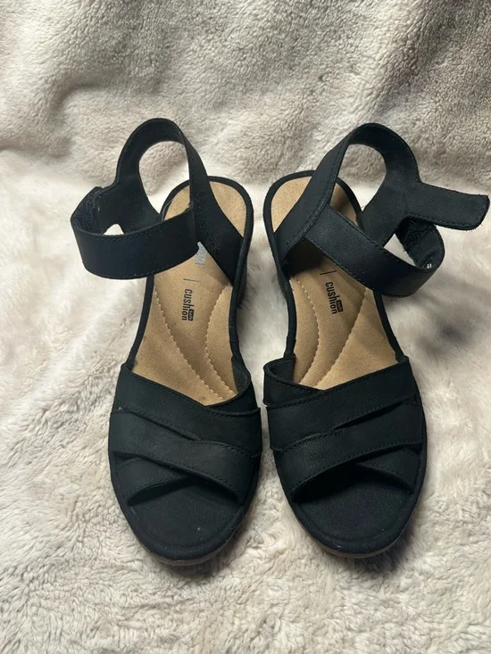 Clarks Heels women’s Size 8