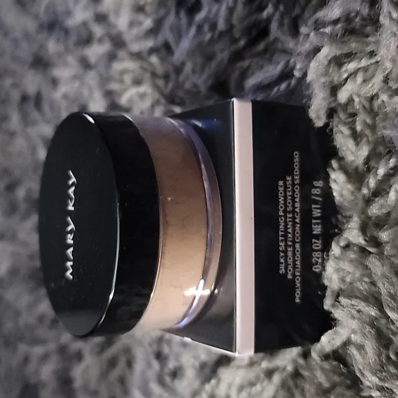 💟NIB Mary Kay Silky Setting Powder: Light - Medium Beige💟
