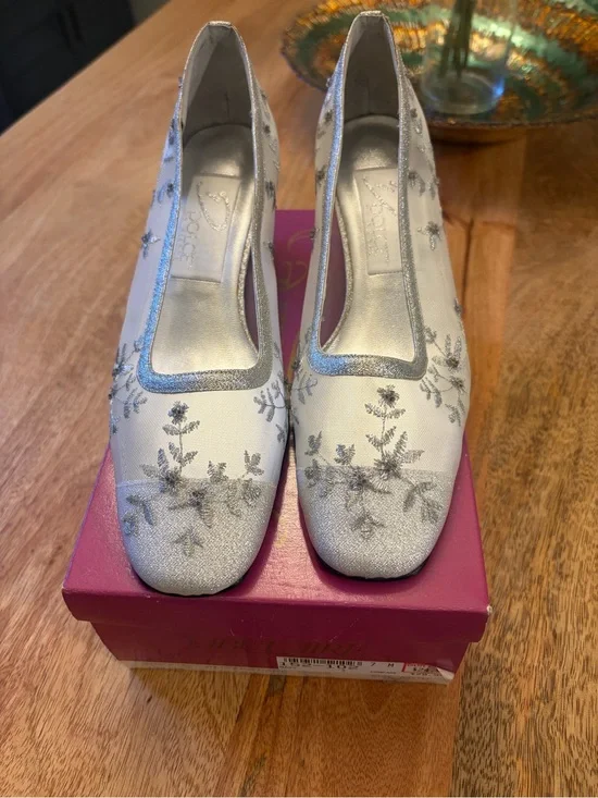 Dolce NWOT Elegant White & Silver mesh Embroidered formal heels. Size 7M.