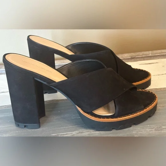 NWOT Saks Fifth Avenue Black Suede Platform‎ Sandal - Size 10