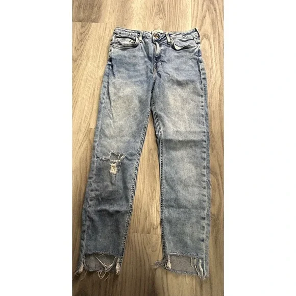 Forever 21 Women Light Wash Distressed Ripped Raw Hem Straight Leg Jeans Size 26