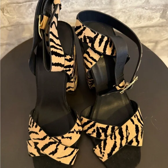 NWOB Qupid Black and Tan Animal Print Block Heels Sz 6