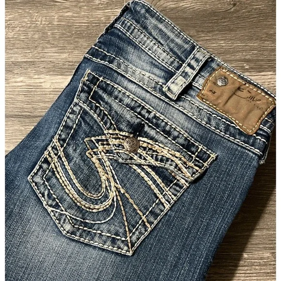 Silver Jeans Women's Pioneer Boot Low Rise Distressed Jeans Size 30/33 (32x33)