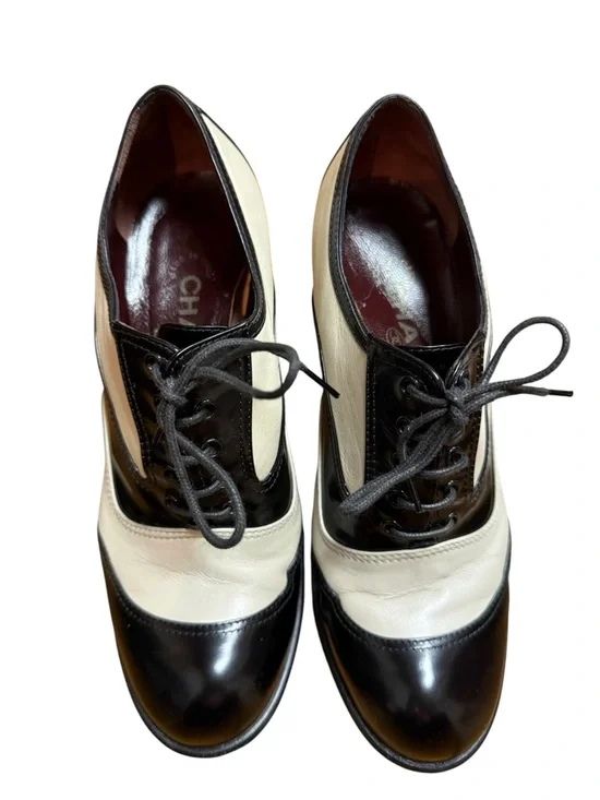 Vintage CHANEL Black Cream Two-tone Oxford Pumps with bags/box size 37
