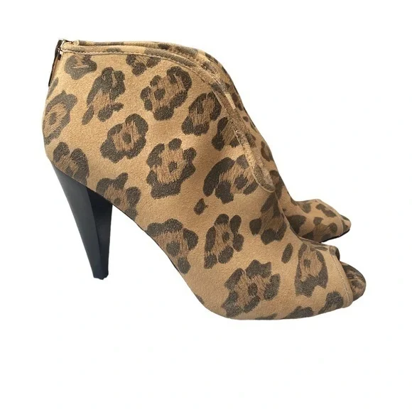 Vince Camuto woman’s suede leopard print pep toe heels size 9