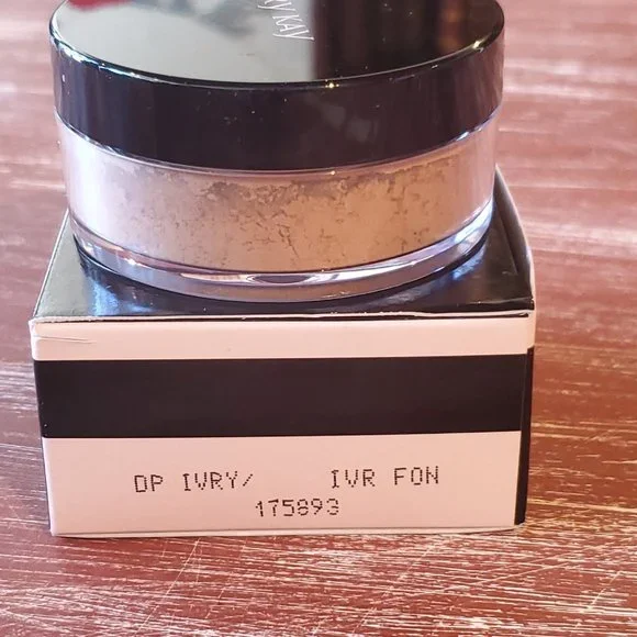 Deep Ivory Silky Setting Powder - Mary Kay - NIB