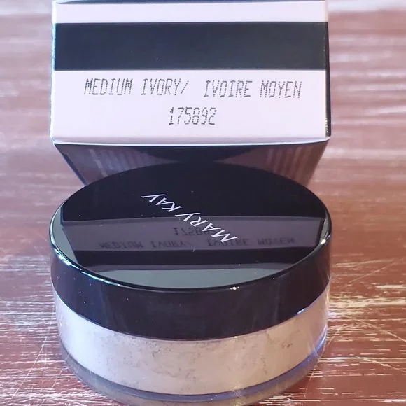 Medium Ivory Mary Kay Silky Setting Powder - NIB