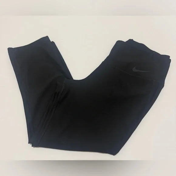 Nike Women’s Black Cropped Performance Leggings