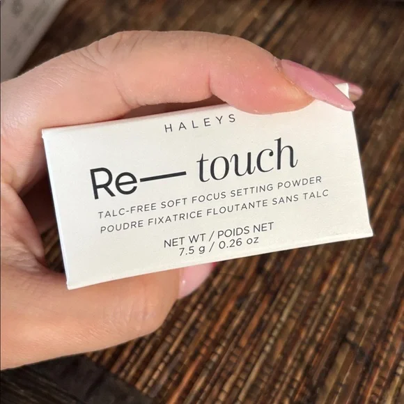 Haley’s Re-touch Soft Focus Setting Powder new